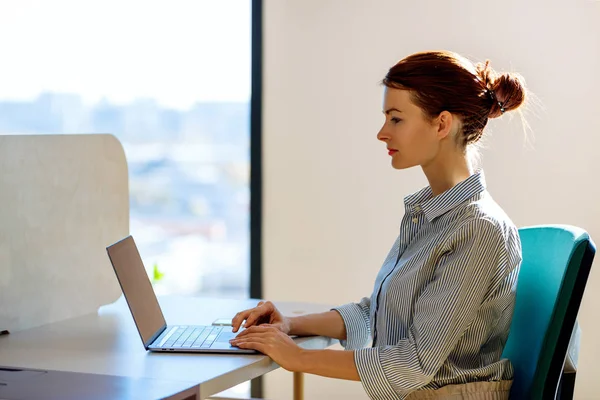 Affärskvinna som arbetar på laptop på kontoret. — Stockfoto