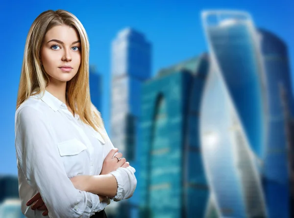 Biznes kobieta stoi na tle miasta krajobraz. — Zdjęcie stockowe