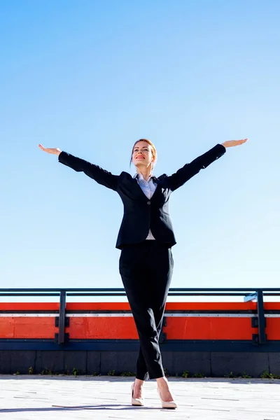 Business woman feels triumph on observation deck. — Stock Photo, Image