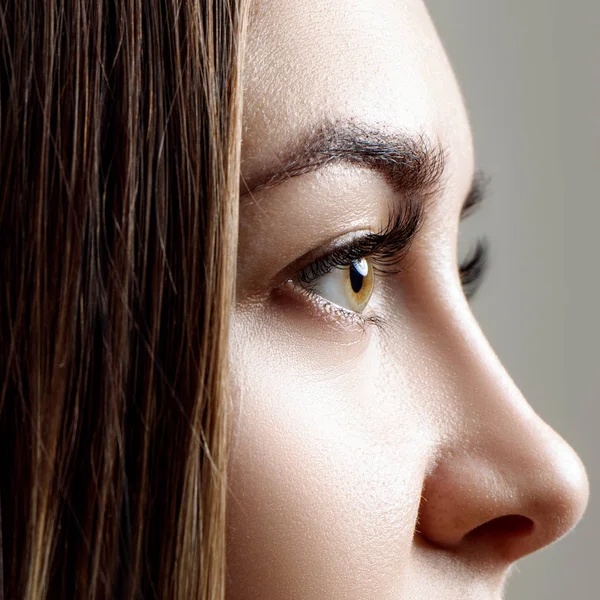 Young woman with extended eyelashes. — Stock Photo, Image