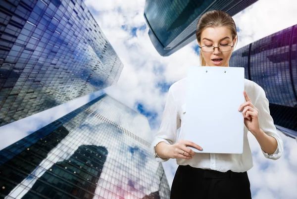 Young business woman looking amazedly to clipboard — Stock Photo, Image