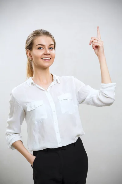 Portret van jonge zakenvrouw met blond haar. — Stockfoto