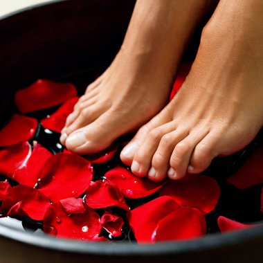 Spa salonunda ayak yıkama.