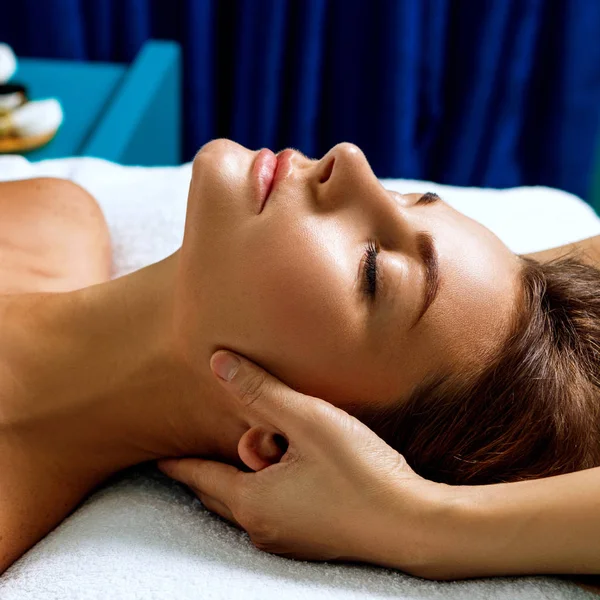 Massaggiatrice massaggiando testa e collo di giovane donna . — Foto Stock