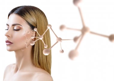 Büyük bej molekül zinciri yakınında güzel kadın.