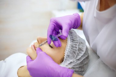 Güzellik kliniğinde gençleştirme prosedürü güzel kadın.