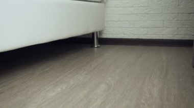 Genç kadın uyanış ve uykudan sonra streches.