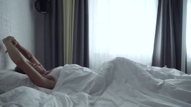 Jeune femme éveillée et streches après le sommeil . — Video