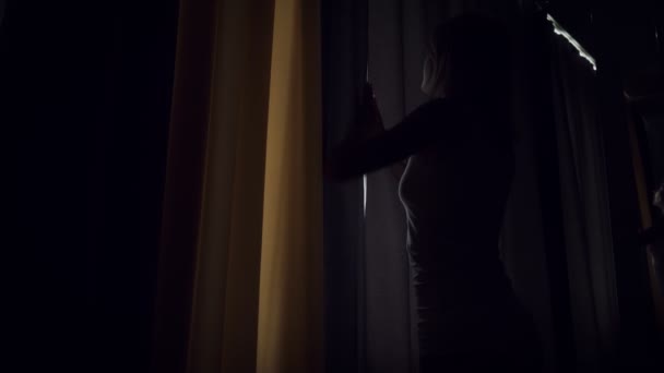 若い女性は早朝にカーテンを開く. — ストック動画