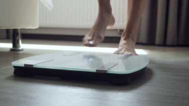 Tanınmayan kadın yatak odasında zemin ölçeğinde duruyor.