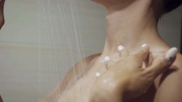 Belle fille se lave et s'amuse sous la douche . — Video