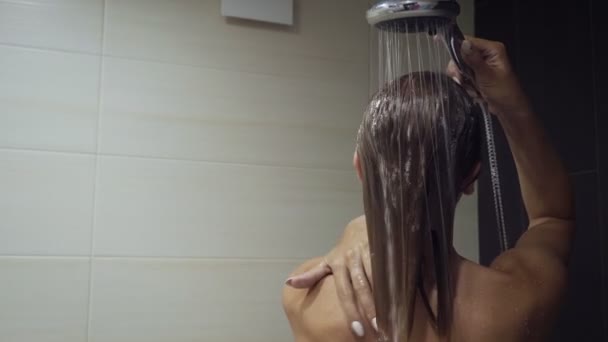 Belle fille qui lave les cheveux et s'amuse sous la douche . — Video