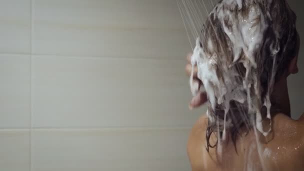 Belle fille qui lave les cheveux et s'amuse sous la douche . — Video