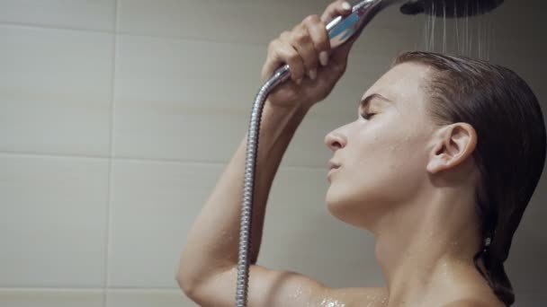 Hermosa chica lavándose y disfrutando bajo la ducha . — Vídeo de stock