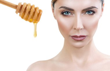 Bal a yakın güzel kadın bal yüz maskesi için hazırlamak.