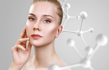 Büyük beyaz molekül zincir yakın güzel genç kadın.