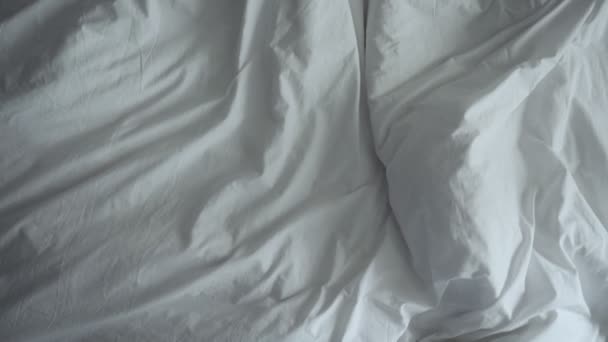 Slordig verfrommeld bed met witte bedkleren. — Stockvideo