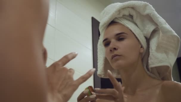 Mulher muito jovem aplicando batom no banheiro . — Vídeo de Stock