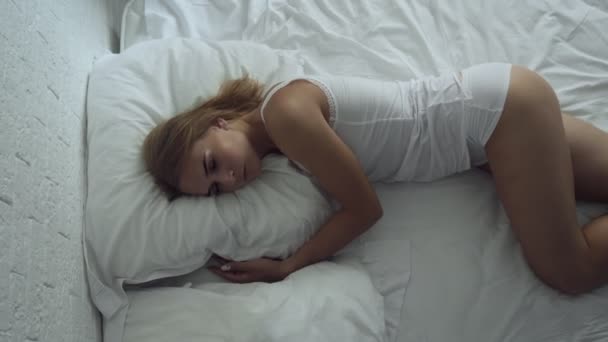 Young sexy woman sleeping uncovered in the morning. — Stock Video