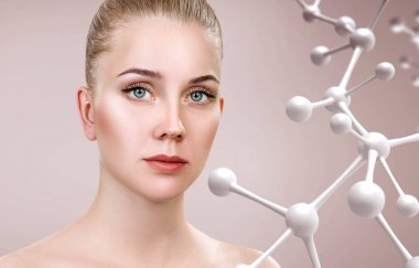 Büyük beyaz molekül zincirinin yanında güzel bir kadın.
