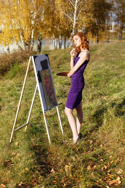 가을 공원에서 야외에서 보라색 드레스 그림에 아름다운 여자. — 스톡 사진