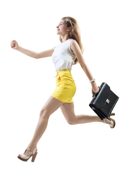 Giovane donna allegra che corre veloce con valigetta . — Foto Stock