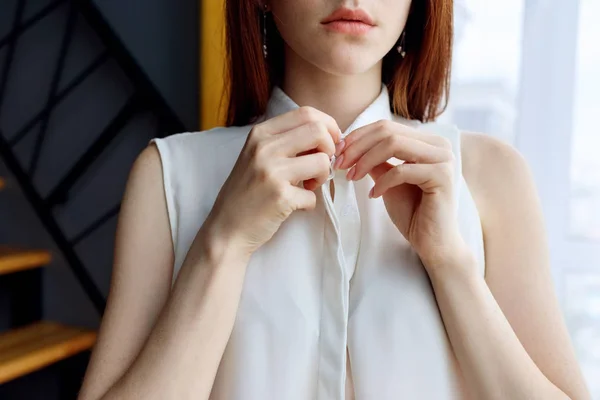 Mujer pelirroja irreconocible desabotonando blusa blanca . —  Fotos de Stock