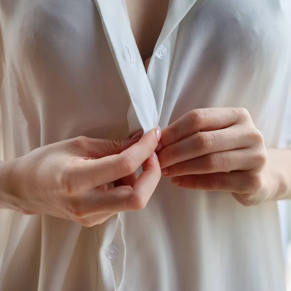 Mujer irreconocible desabotonando blusa blanca . — Foto de Stock