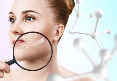 Büyüteçli kadın kaldırma okları ile cilt kontrol.