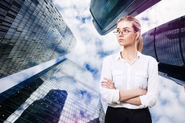 İş kadını şehir planının başında duruyor.