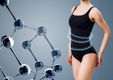 Cam molekül zincirinin yanında mayo içinde mükemmel gövdeli kadın.