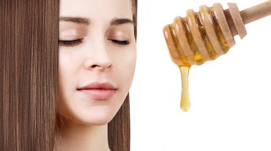 Genç kadın ve bal kaşığı yüz maskesi hazırlamak.