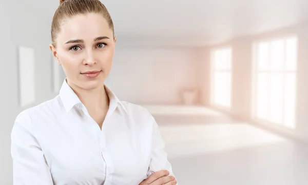 Retrato de una joven mujer de negocios con cabello rubio . — Foto de Stock