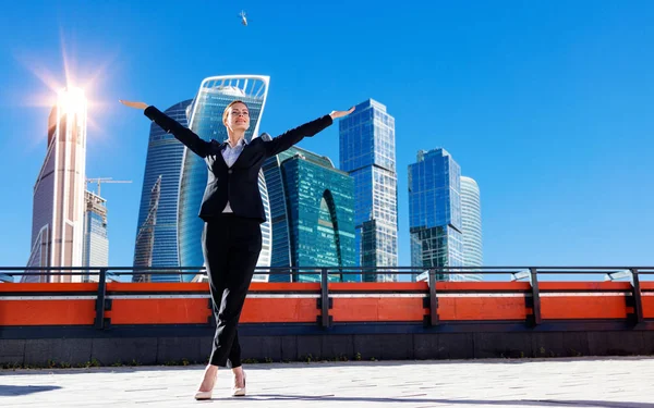 Business woman feels triumph on observation deck — Stock Photo, Image