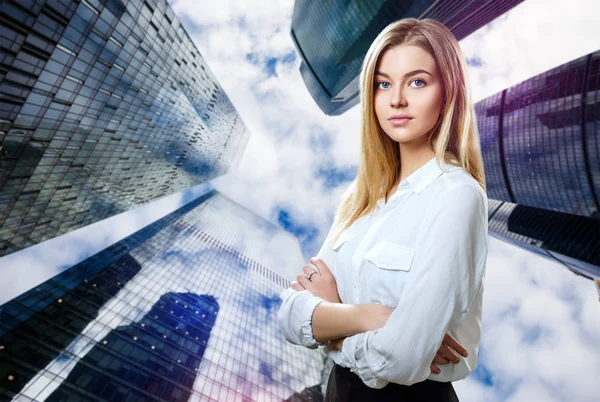 Business woman stands over cityscape background. — Stock Photo, Image