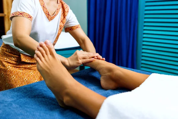 Mujer teniendo pies masaje en el salón de spa . — Foto de Stock