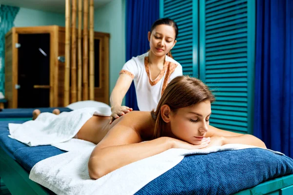 Mulher fazendo massagem tailandesa . — Fotografia de Stock