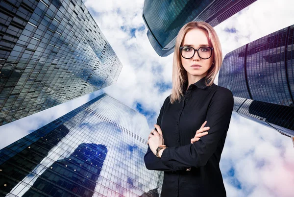 Geschäftsfrau steht vor Stadtbild-Hintergrund. — Stockfoto