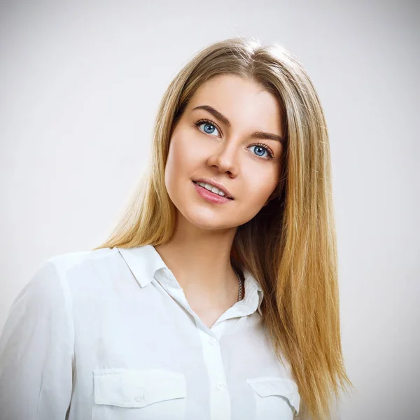 Porträt einer jungen Geschäftsfrau mit blonden Haaren. — Stockfoto