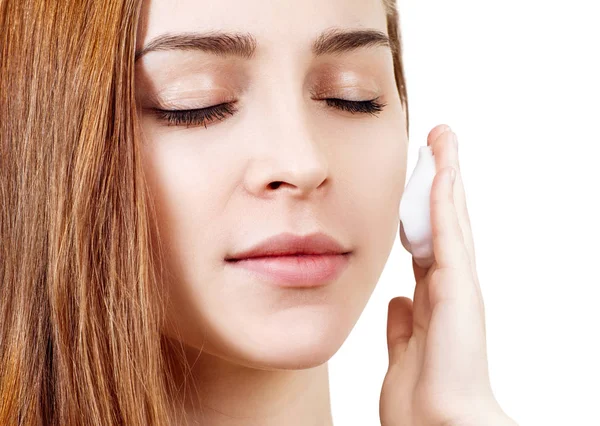 Mujer joven limpiando su cara por servilletas . —  Fotos de Stock