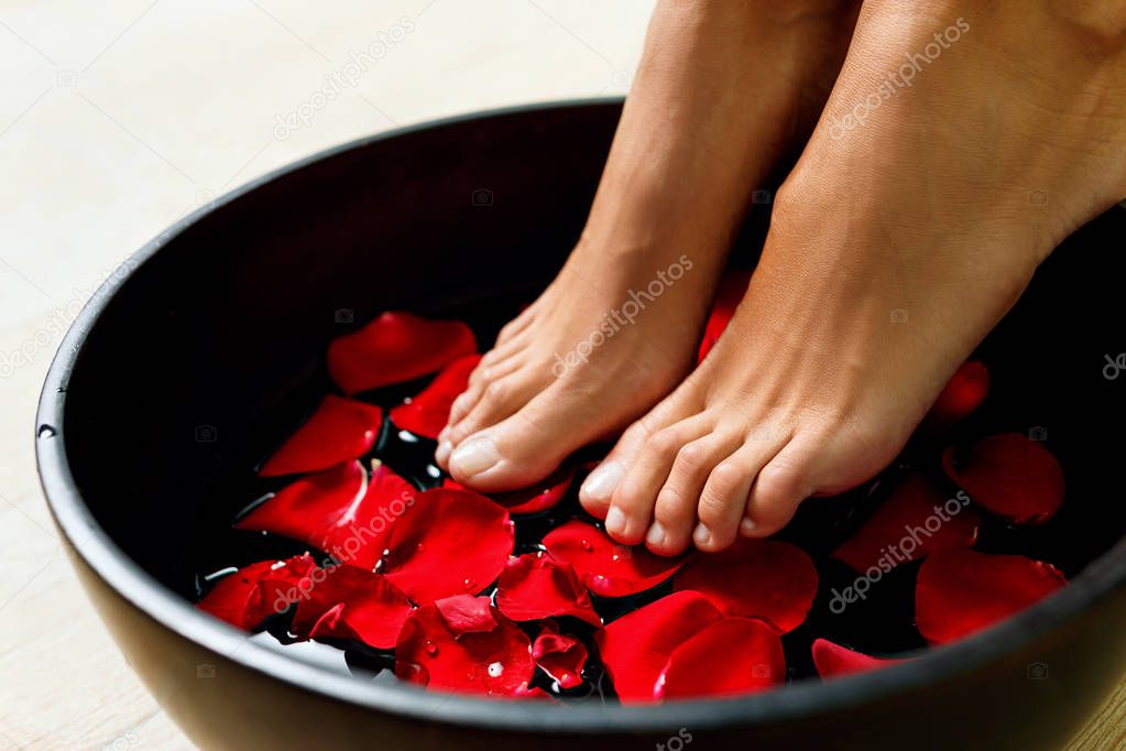Foot washing in the spa salon.