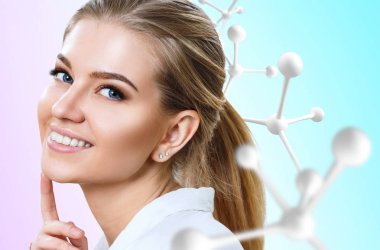 Büyük beyaz molekül zincirinin yanında güzel bir kadın..