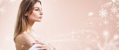 Kar taneleri ile bej arka plan üzerinde genç kadın.