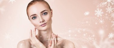 Kar taneleri ile bej arka plan üzerinde genç kadın.