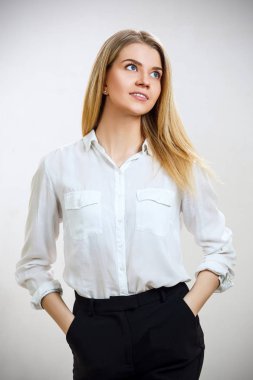 Sarışın saçlı Genç iş kadının portresi.