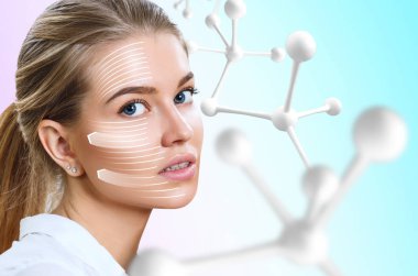 Büyük beyaz molekül zincirinin yanında güzel bir kadın..