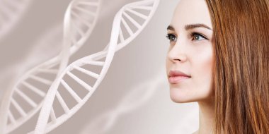 DNA zincirleri arasında şehvetli bir kadının portresi.