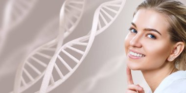 DNA zincirleri arasında şehvetli bir kadının portresi.