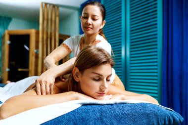 Bir yağ ile yaptığı masajdan sonra kadın.