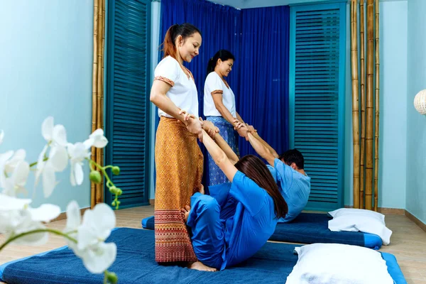 İki tay masöz senkronize tay masajı yapıyor.